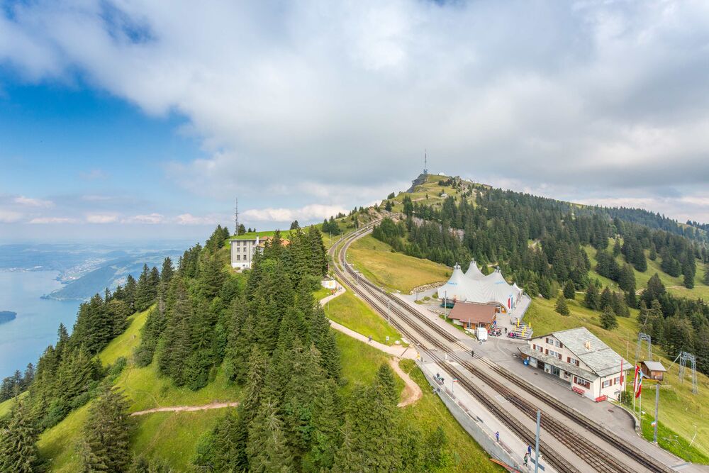Gebiet Rigi Staffel, im Hintergrund Rigi Kulm. (Foto: Rigi Bahnen)